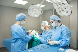 Plastinės ir rekonstrukcinės chirurgijos gydytojas Mantas Sakalauskas atlieka atlėpusių ausų korekciją
