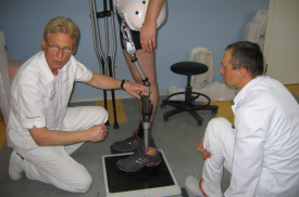 Nils Fahrenbach perduoda AB „Ortopedijos technika“ protezuotojams itin sudėtingų dubens protezų pritaikymo patirtį