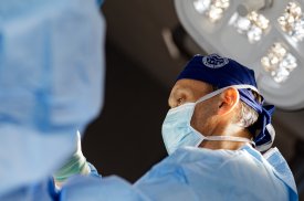 „Gijos Klinikų“ ortopedas-traumatologas profesorius Rimtautas Gudas atlieka operaciją