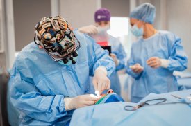 Plastikos chirurgas Giedrius Stankevičius atlieka viršutinių vokų plastiką