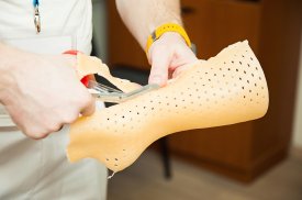 AB „Ortopedijos technika“ ortopedas-technologas gamina longetę
