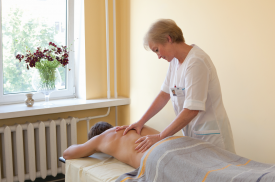 Pacientei atliekamas gydomasis masažas