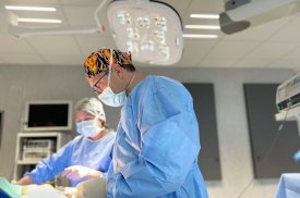 „Gijos Klinikų“ortopedas-traumatologas G. Pocius atlieka operaciją
