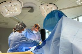 „Gijos Klinikų“ortopedas-traumatologas Gintautas Pocius atlieka operaciją